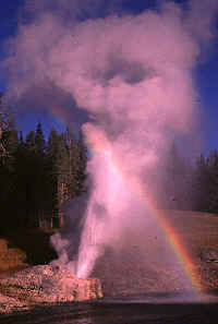 03_Riverside_Geyser__Rainbow.jpg (30593 bytes)